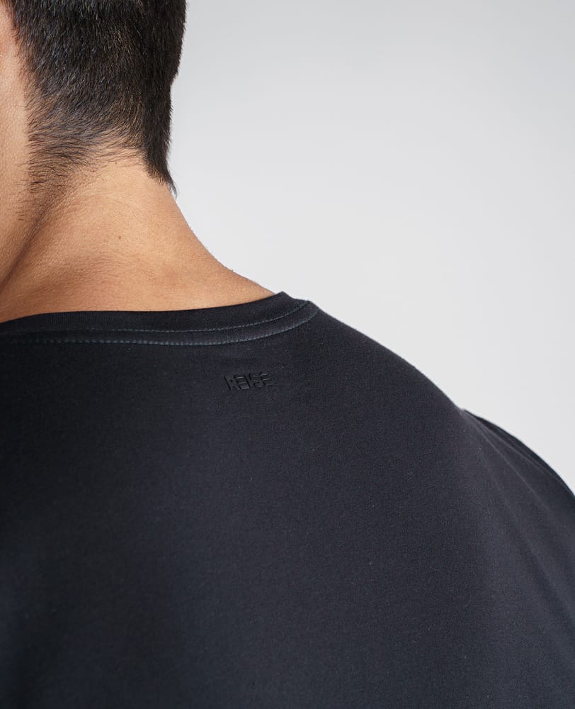 Detalhe da gola careca da camiseta Denver preta em algodão egípcio