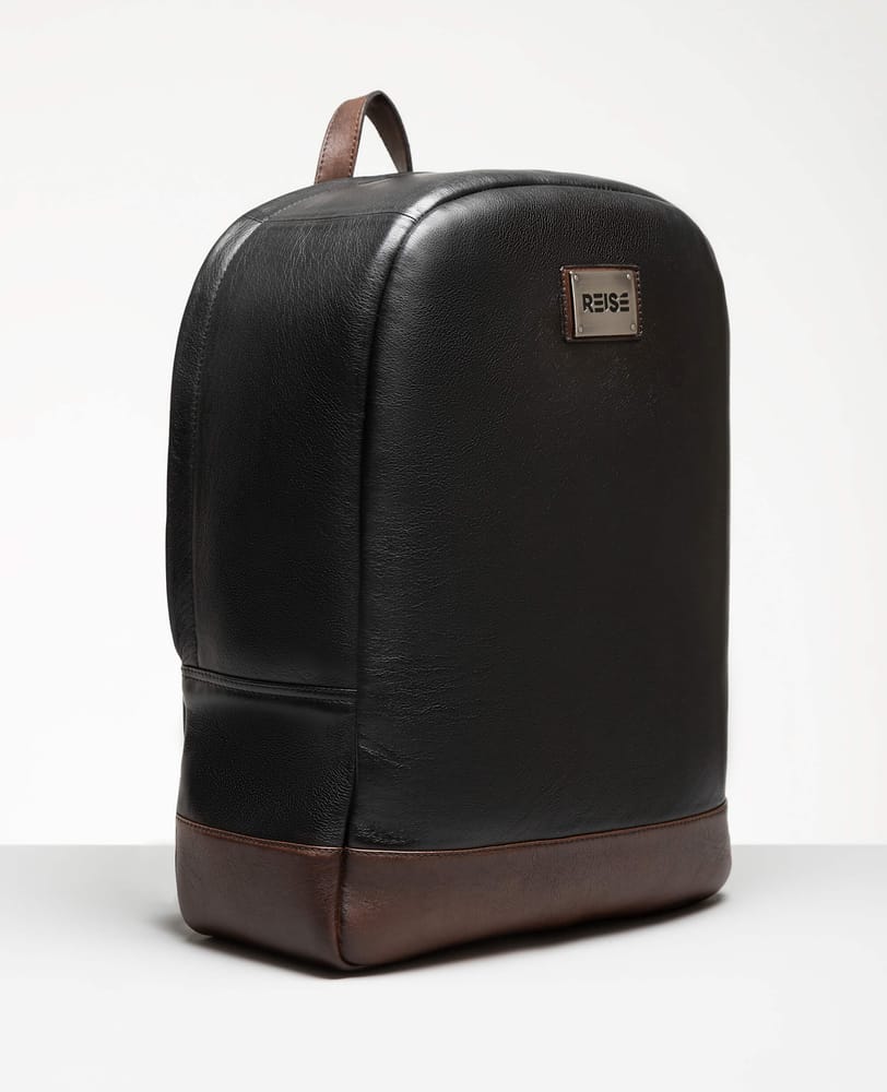 Mochila anti furto de couro preta vista frontal