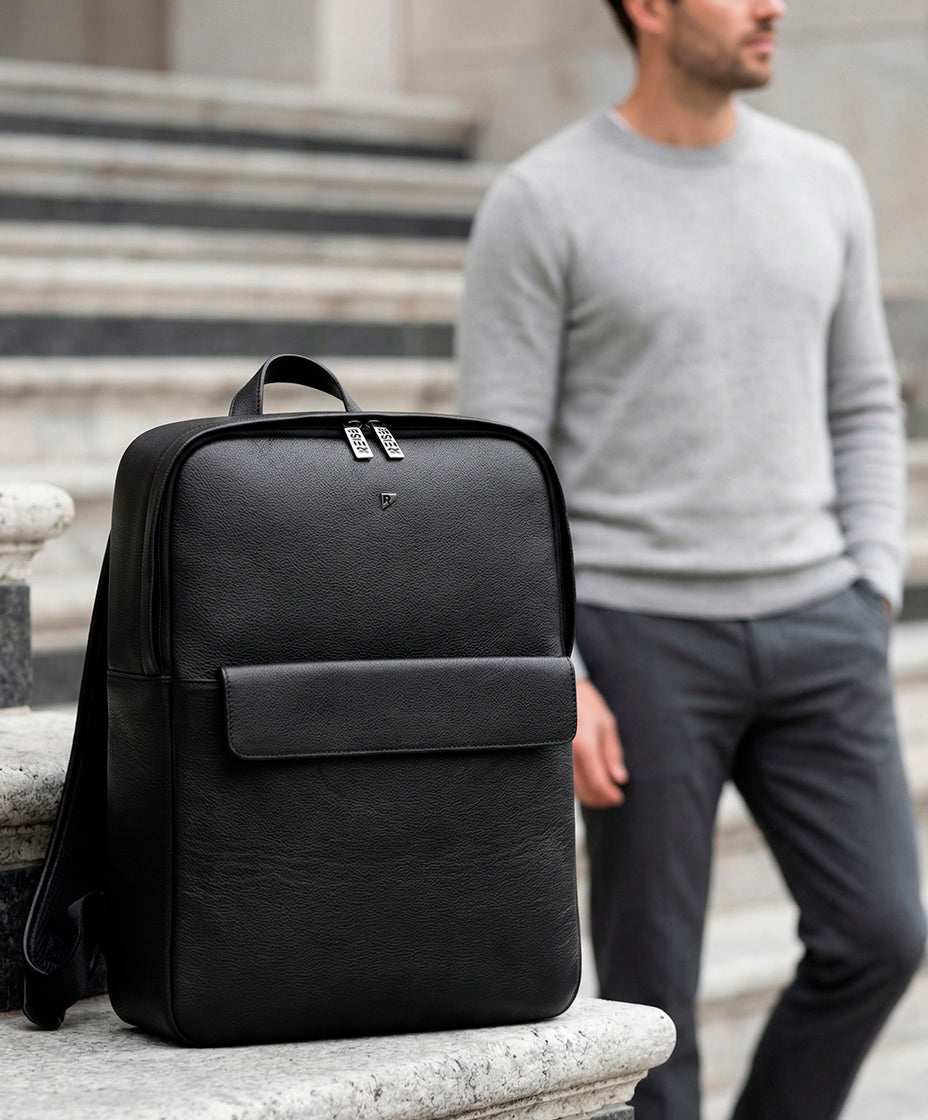 Mochila de Couro Manhattan Preta Modelo ao Lado