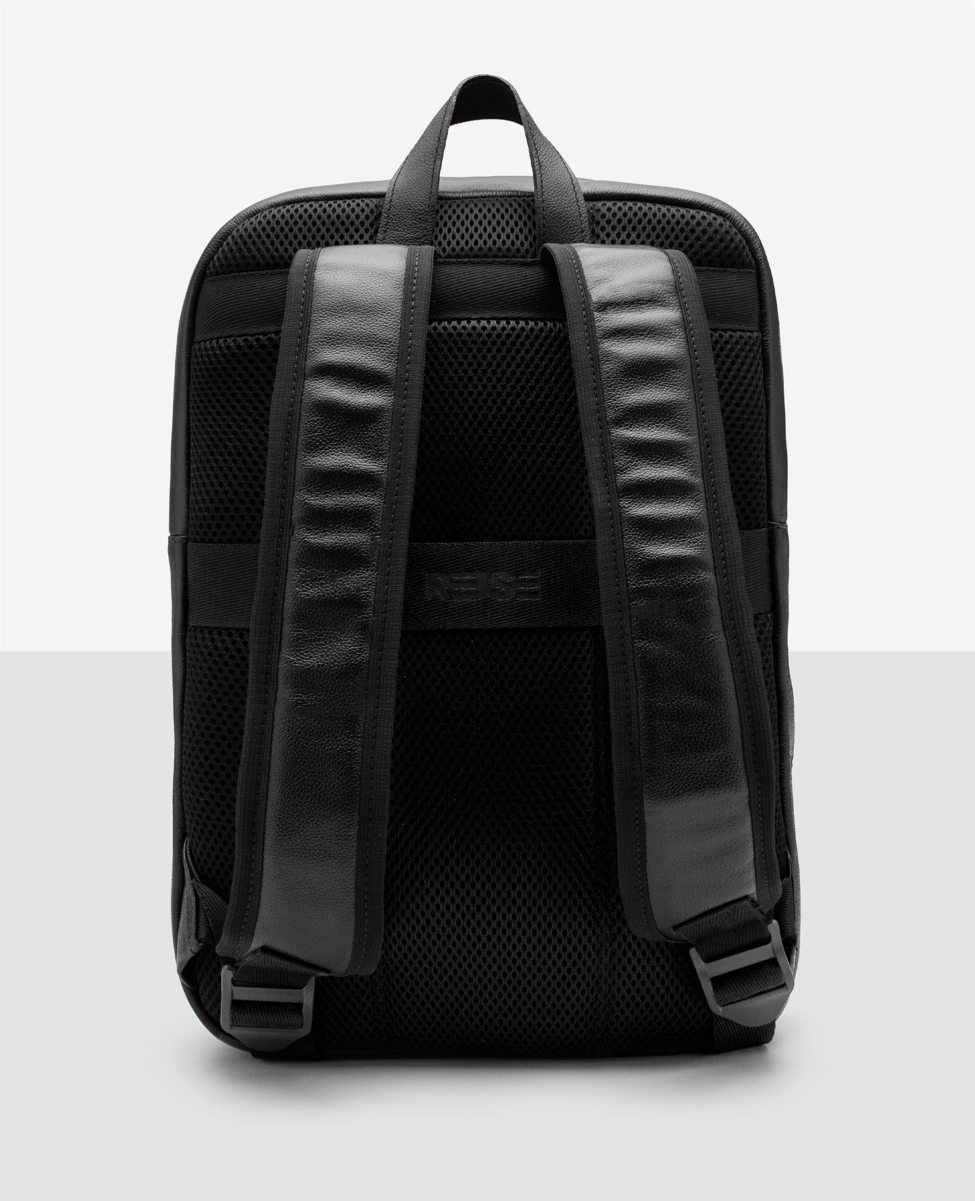 Mochila couro Manhattan preta vista traseira com alcas