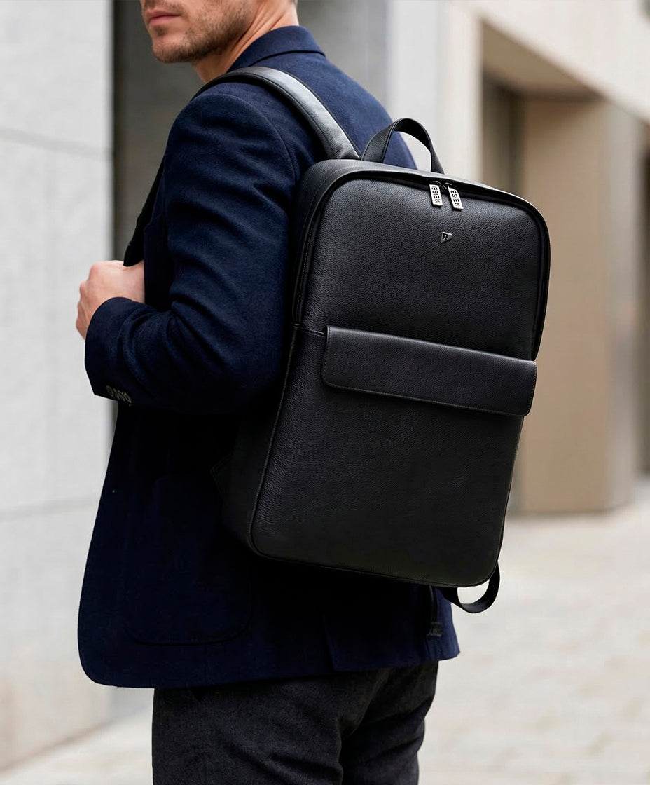 Mochila de Couro Manhattan Preta com Modelo