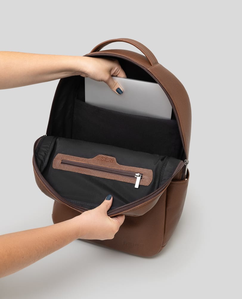 Mochila couro marrom e Munich aberta