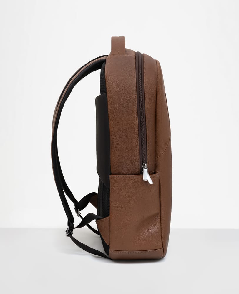 Mochila couro marrom e Munich vista lateral