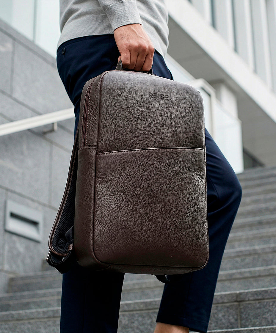 Mochila Slim Couro Marrom NYC Modelo Segurando