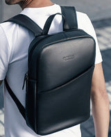 Mochila slim couro preta e NYC Reise vista 3 4