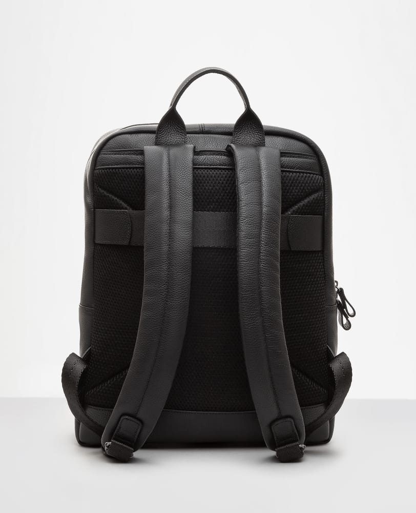 Mochila de couro preta Minimal vista traseira com alcas