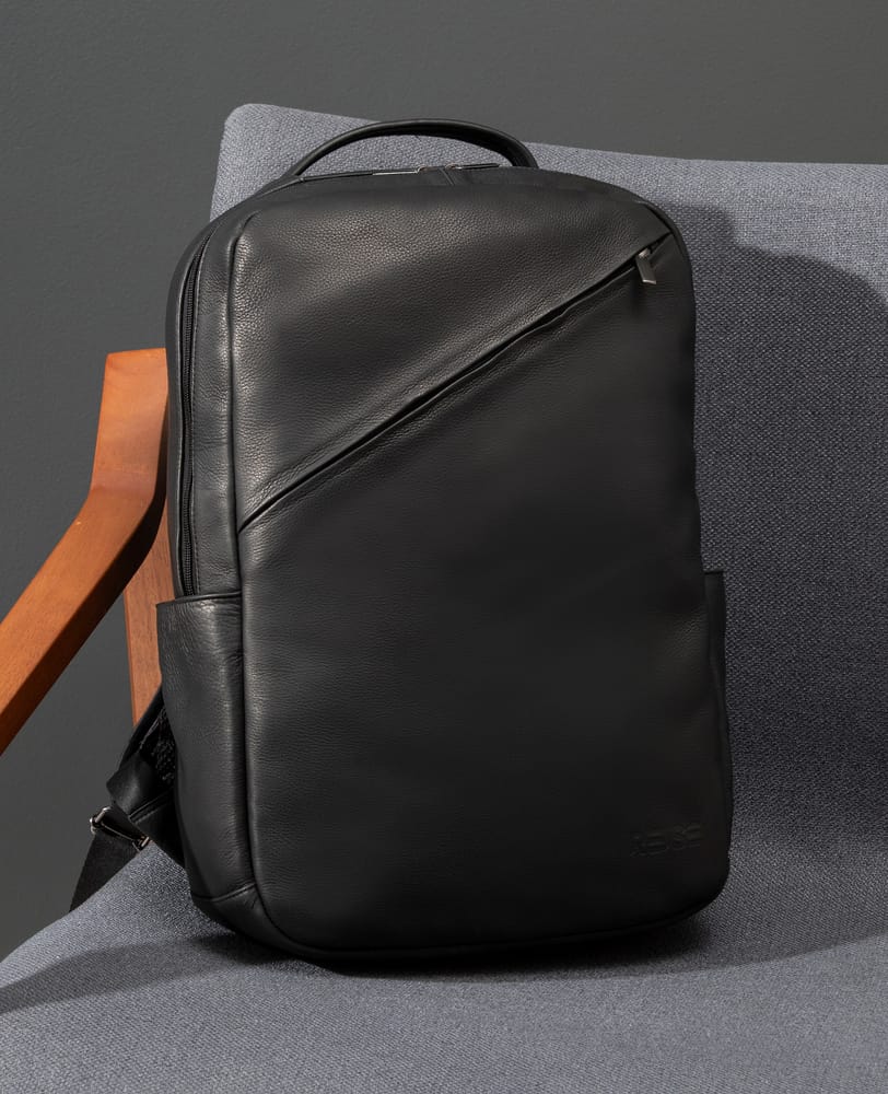 Mochila de couro preta Munich detalhe do bolso frontal