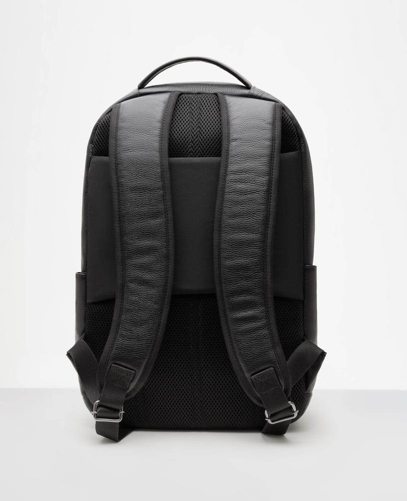 Mochila de couro preta Munich vista traseira com alcas