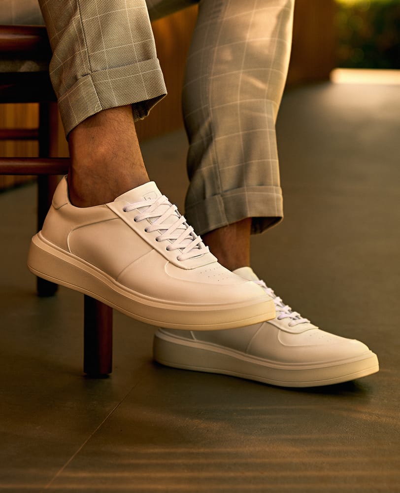 Tenis casual branco 911 no pe em look masculino
