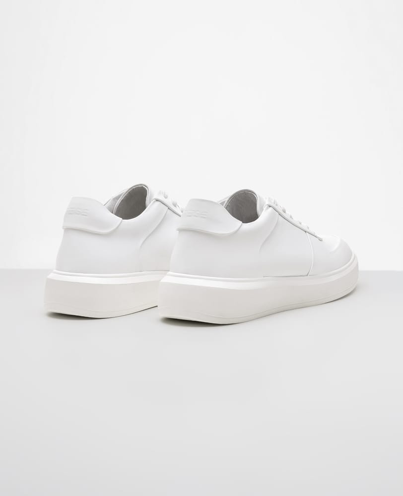 Tenis casual branco 911 vista traseira do calcanhar