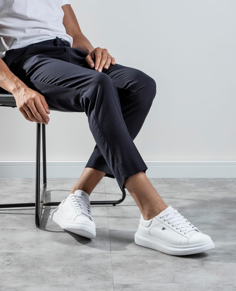 Tênis casual branco masculino RS3 no pé em look casual masculino