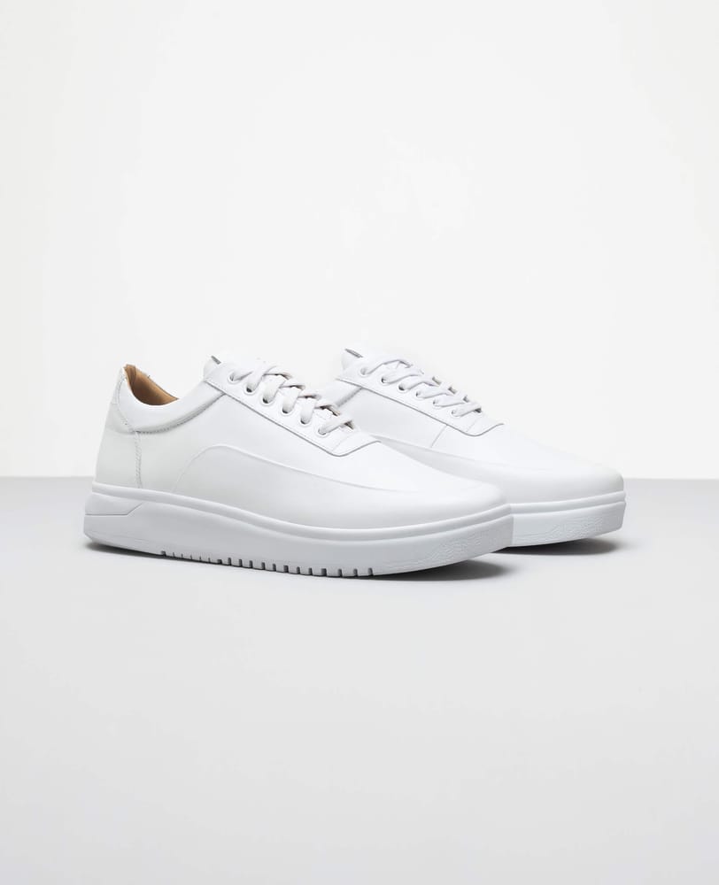 Tênis Casual Branco RS7 vista frontal com cadarços