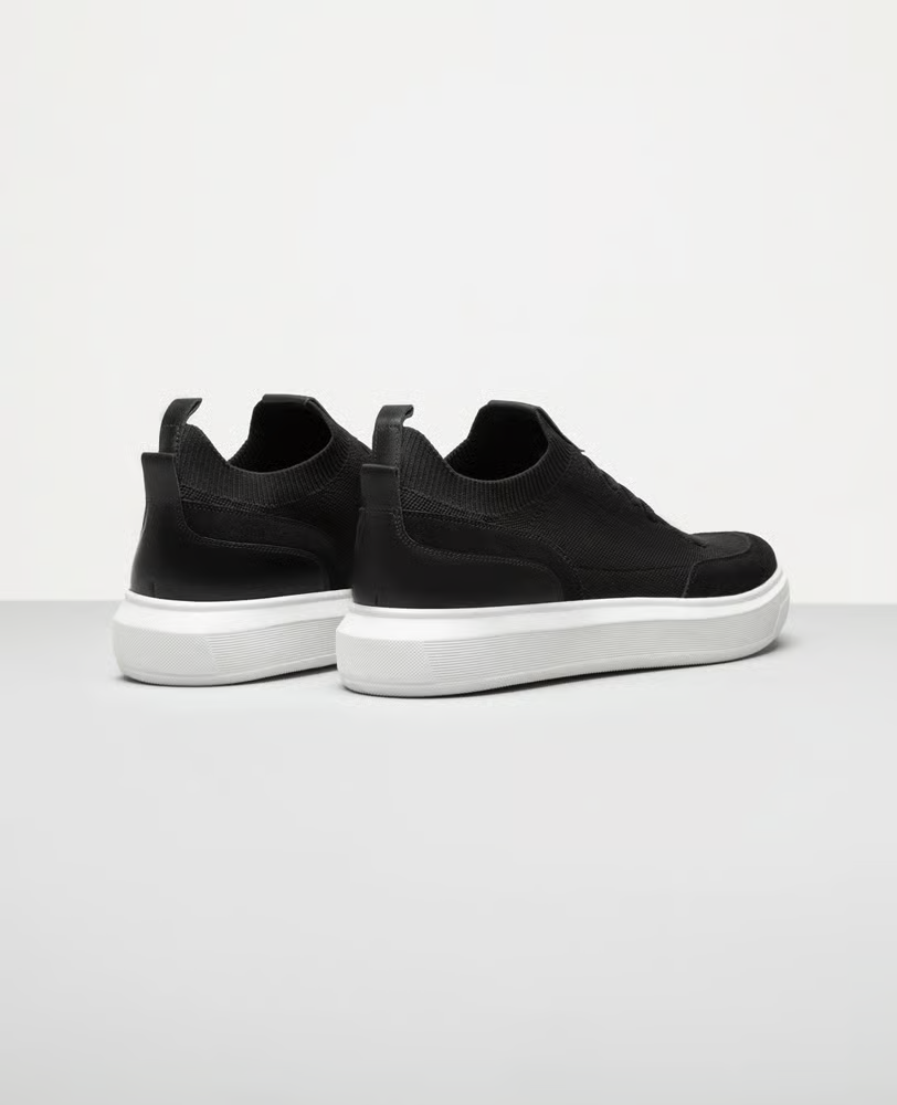 Tênis casual knit preto RS vista traseira do calcanhar