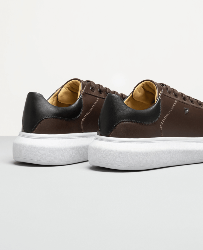 Tênis casual marrom RS3 vista traseira do calcanhar