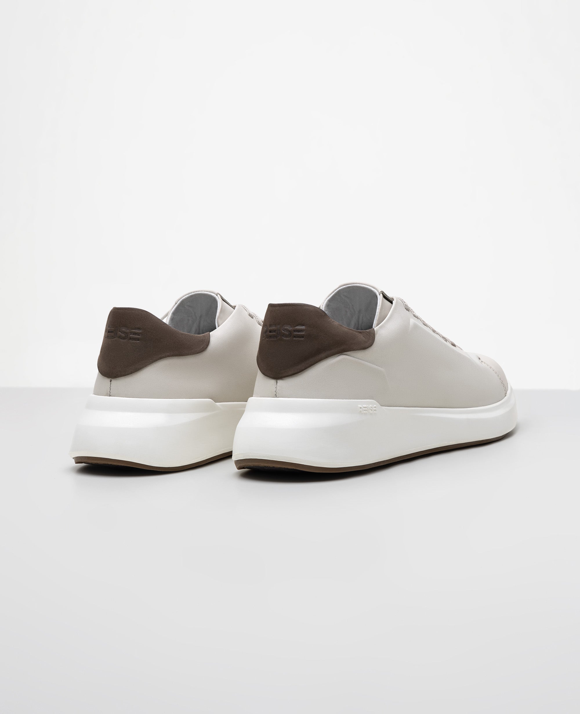 Tenis Casual Off White RS6 GT Vista traseira distante