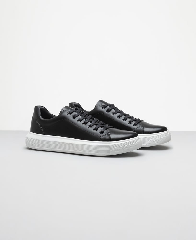 Tênis casual preto RS6 vista lateral externa