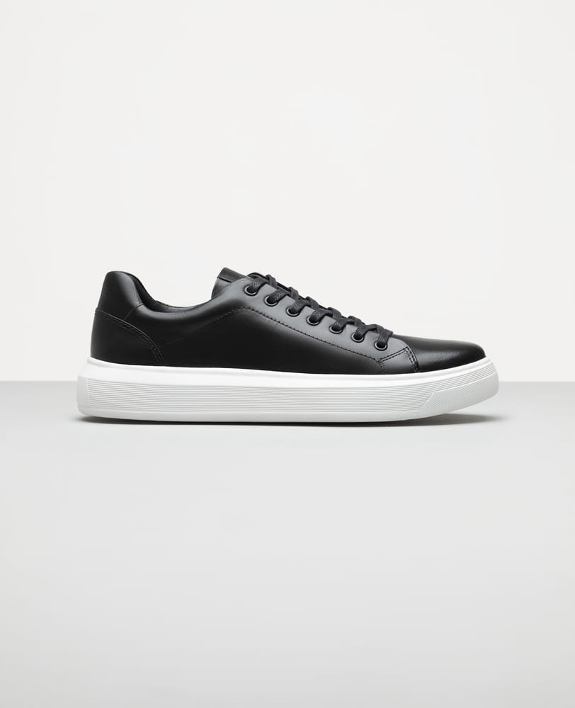 Tênis casual preto RS6 Reise em couro nobre vista 3/4