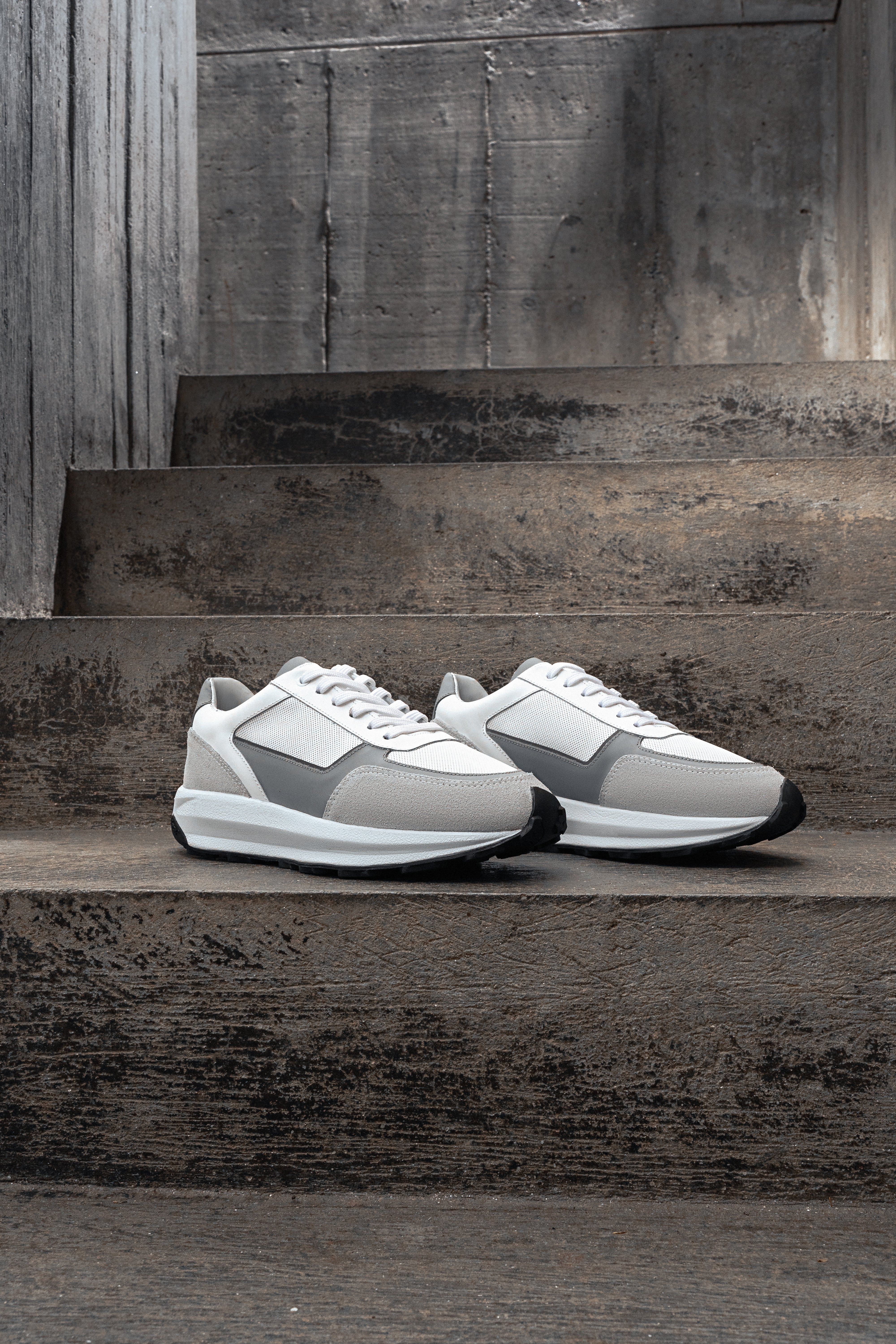 Tenis de Couro Branco 911 Carrera Lateral na Escada