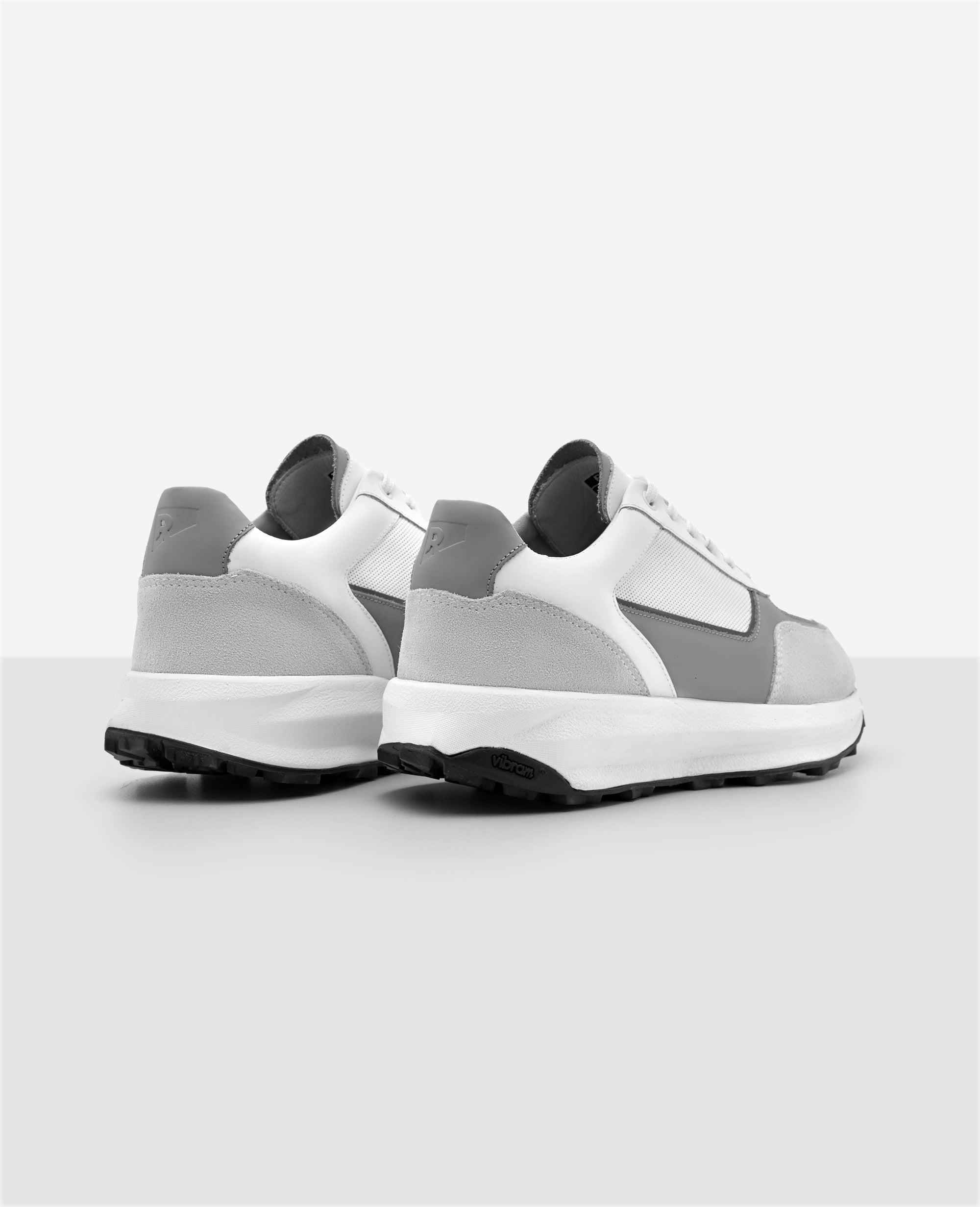 Tenis de Couro Branco 911 Carrera Vista traseira