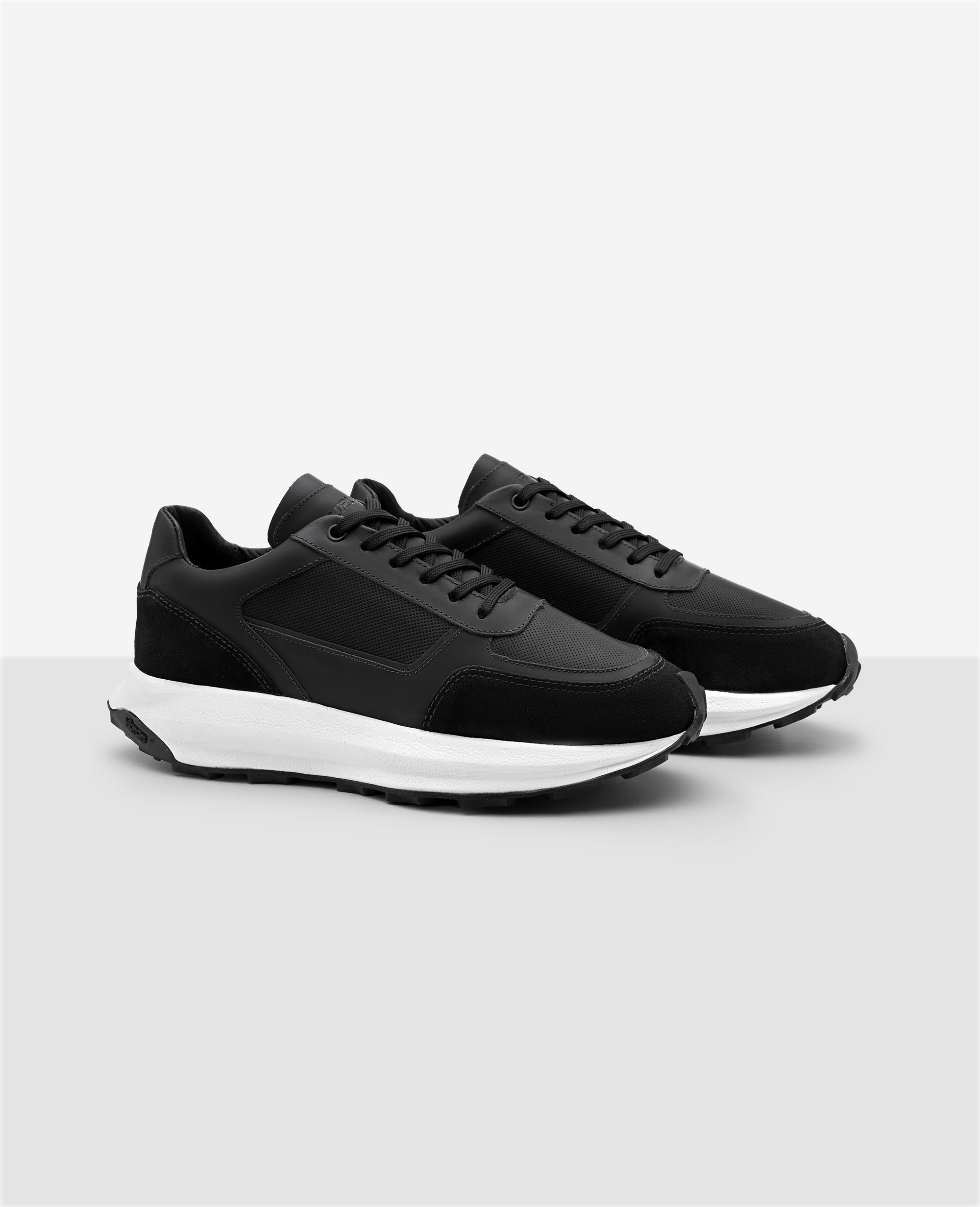 Tenis de Couro Preto 911 Carrera Lateral externa