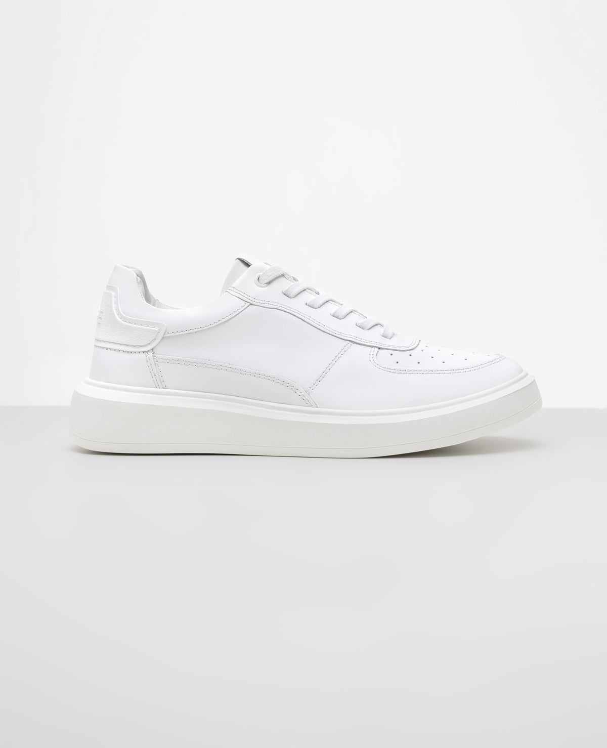 Tênis de Couro Branco Carrera