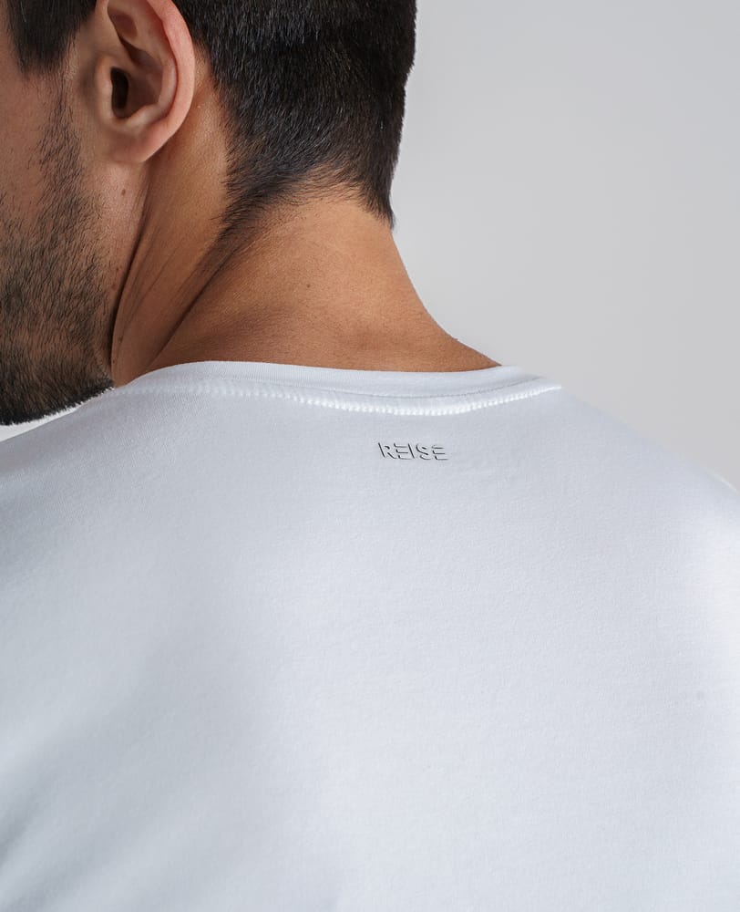 Detalhe da gola da camiseta branca Denver em algodão egípcio