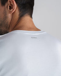 Detalhe da gola da camiseta branca Denver em algodão egípcio