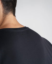 Detalhe da gola careca da camiseta Denver preta em algodão egípcio