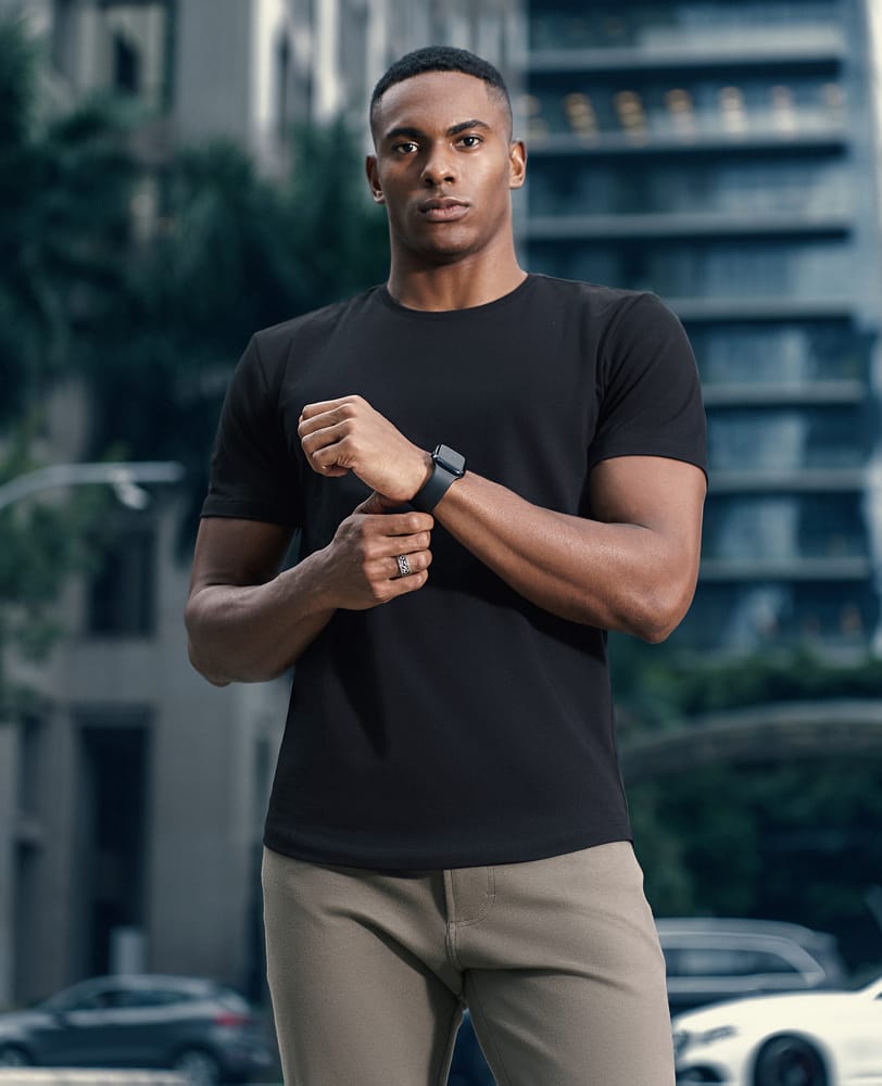 Camiseta Denver preta em algodão egípcio em look masculino casual