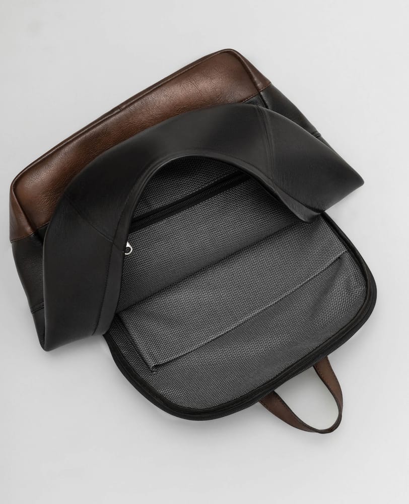 Mochila anti furto de couro preta aberta