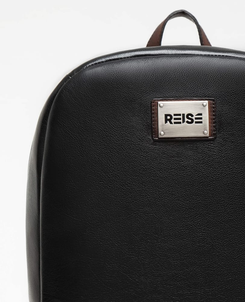 Detalhe do couro preto na mochila anti furto