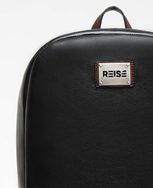 Detalhe do couro preto na mochila anti furto