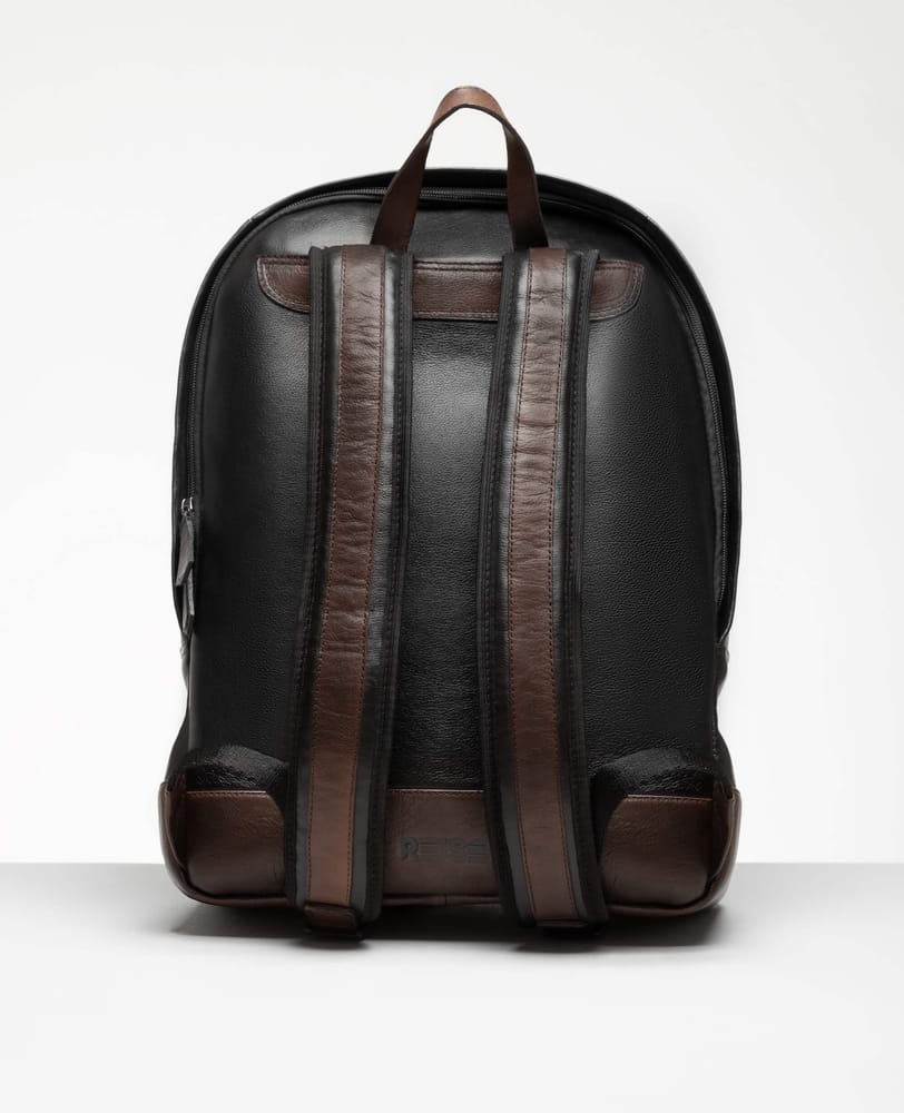 Mochila anti furto de couro preta vista traseira com alcas