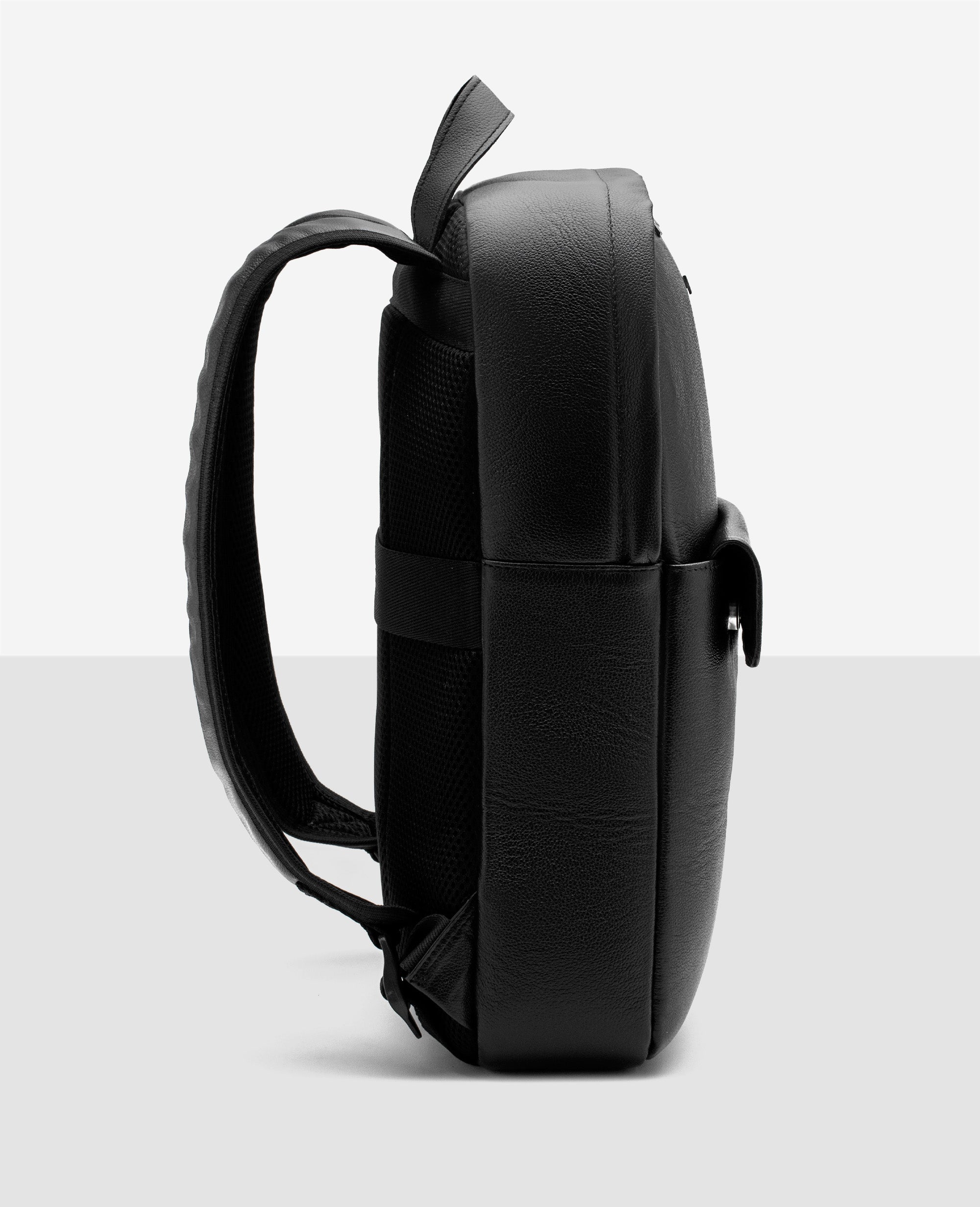 Mochila couro Manhattan preta vista lateral
