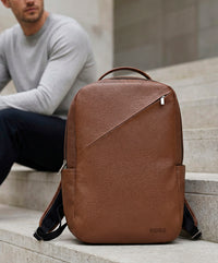 Mochila de Couro Marrom Munich Modelo Ao Lado