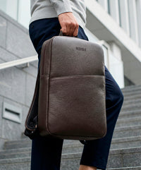 Mochila Slim Couro Marrom NYC Modelo Segurando