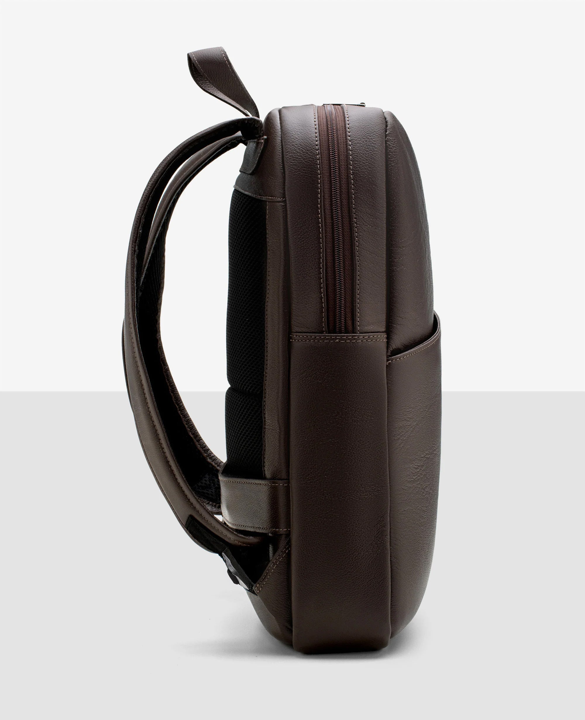 Mochila slim couro marrom e New York vista lateral
