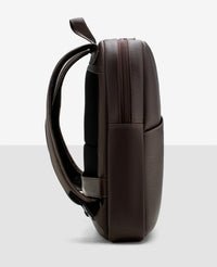 Mochila slim couro marrom e New York vista lateral
