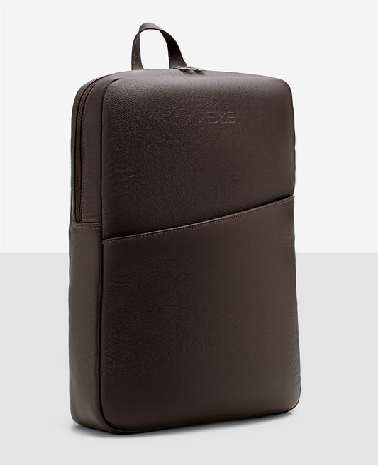 Mochila slim couro marrom e NYC vista frontal