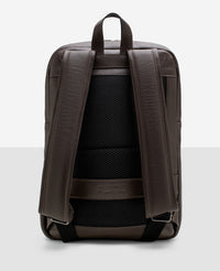 Mochila slim couro marrom e NYC vista traseira com alcas