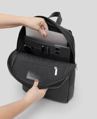 Mochila Slim Couro Preta NYC Vista Compartilmento