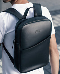 Mochila slim couro preta e NYC Reise vista 3 4