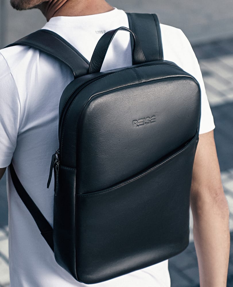 Mochila slim couro preta e NYC Reise vista 3 4