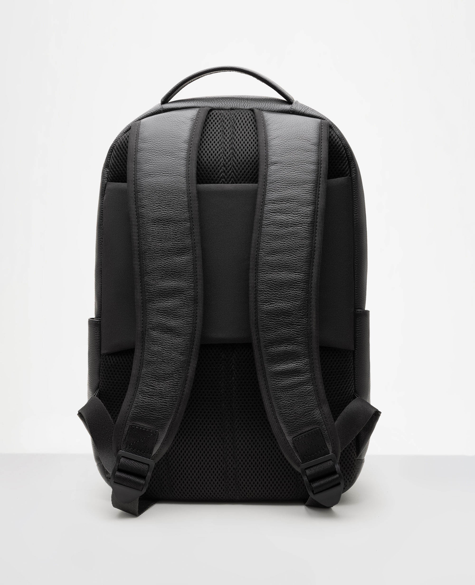 Mochila de couro preta Munich vista traseira com alcas