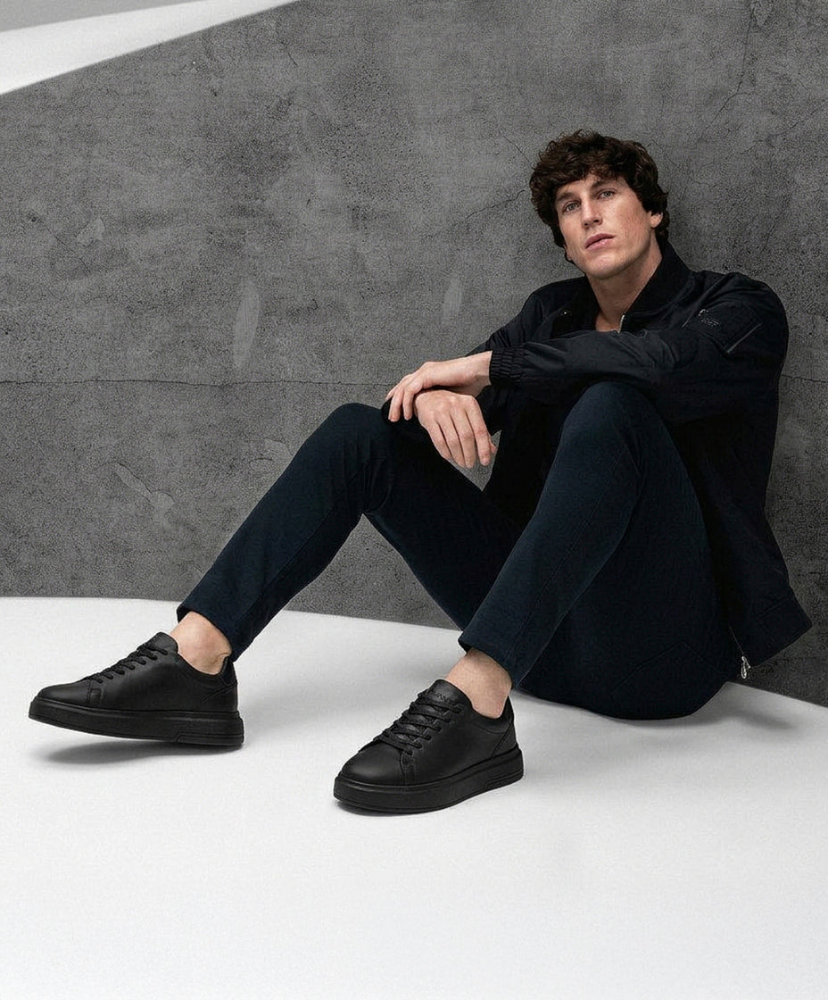 Tênis Casual All Black RS6 Avant com Modelo