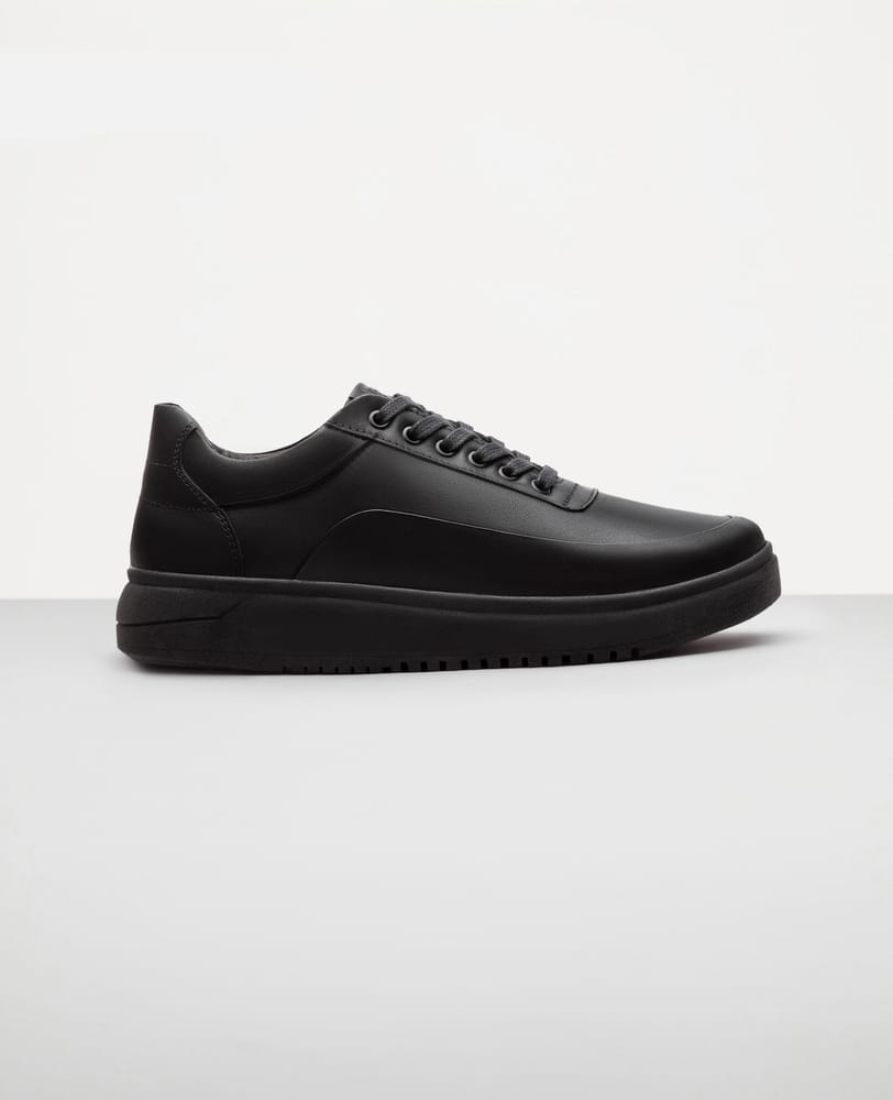 Tenis casual all black RS7 Reise em couro nobre vista 3/4