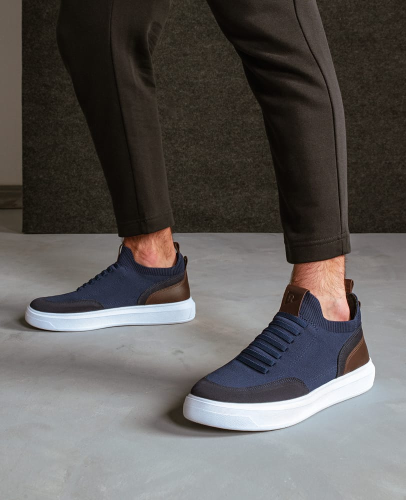 Tenis casual azul marinho RS Knit no pe em look masculino