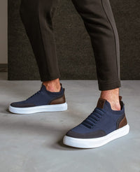 Tenis casual azul marinho RS Knit no pe em look masculino