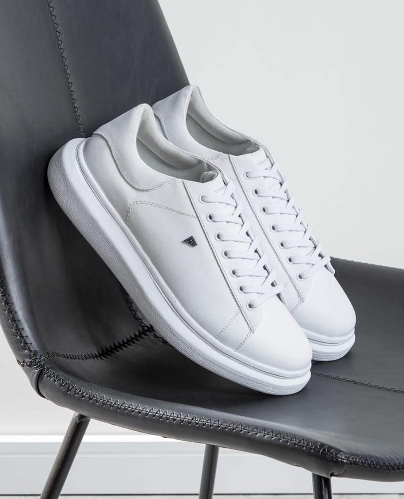 Detalhe do couro nobre branco no cabedal do tênis RS3