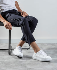 Tênis casual branco masculino RS3 no pé em look casual masculino